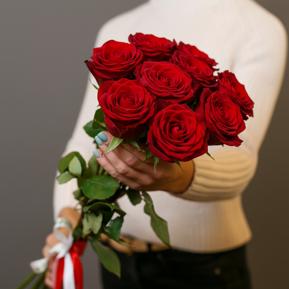 Букет из 7 красных роз 50 см (Эквадор) с атласной лентой