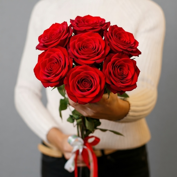 Букет из 7 красных роз 50 см (Эквадор) с атласной лентой