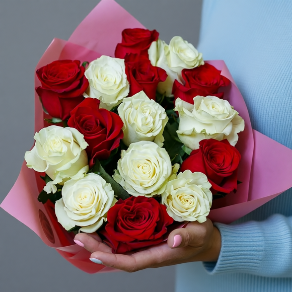 Букет из 15 красных и белых роз 50 см (Эквадор)