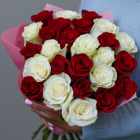 Букет из 25 красных и белых роз 50 см (Эквадор)