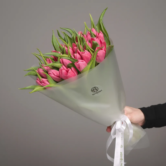 Букет из 25 малиновых тюльпанов (Голландия) в корейской матовой упаковке