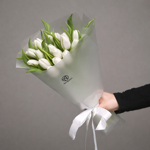 Букет из 15 белых тюльпанов (Голландия) в корейской матовой упаковке