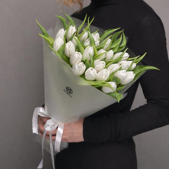 Букет из 25 белых тюльпанов (Голландия) в корейской матовой упаковке