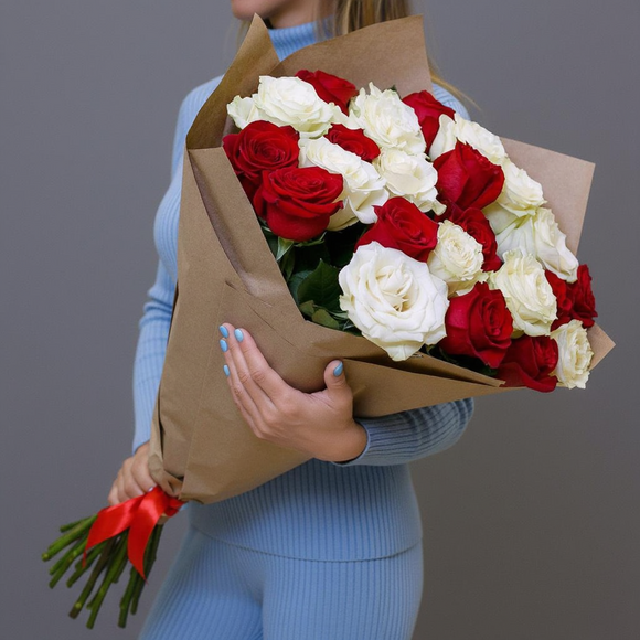 Букет из 25 красных и белых роз 70 см (Эквадор)