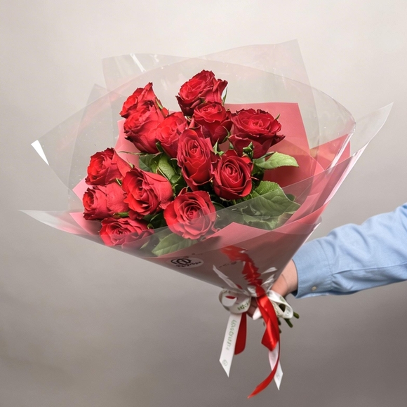 Букет из красных роз Кения в двойной корейской кальке