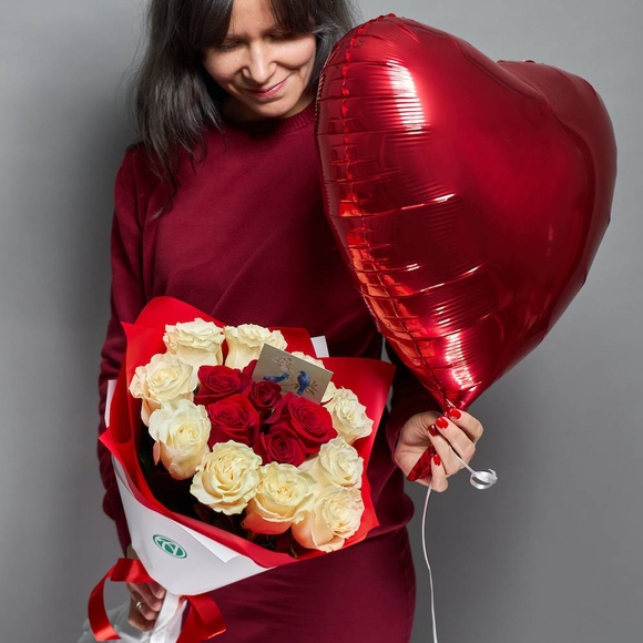 Набор размер М с букетом из 15 красных и белых роз 50 см (Эквадор)