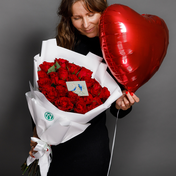 Набор размер М+ с букетом 25 красных роз Кения (50 см) в корейской упаковке