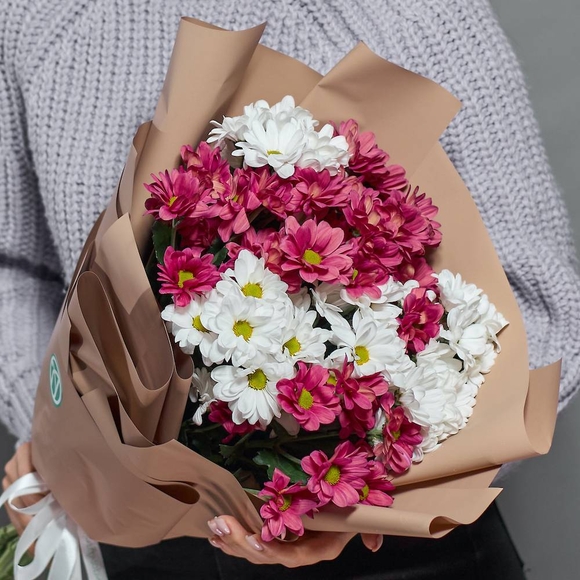 Букет из 9 белых и розовых кустовых хризантем в корейской упаковке ...