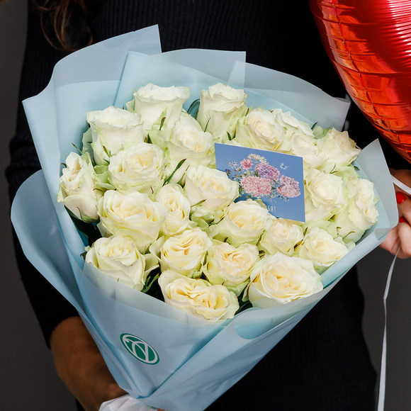 Набор размер М+ с букетом 25 белых роз Кения (50 см) в корейской упаковке