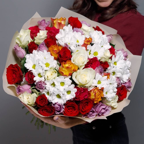 Букет из кенийских роз микс и кустовой хризантемы - L