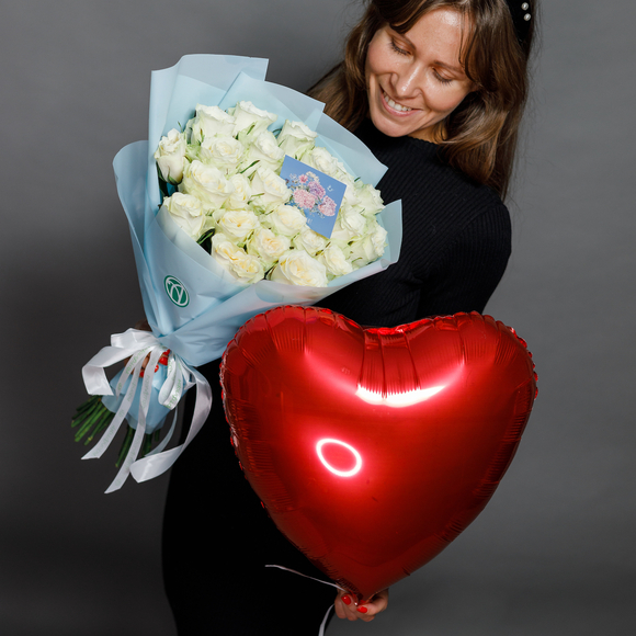 Набор размер М+ с букетом 25 белых роз Кения (50 см) в корейской упаковке