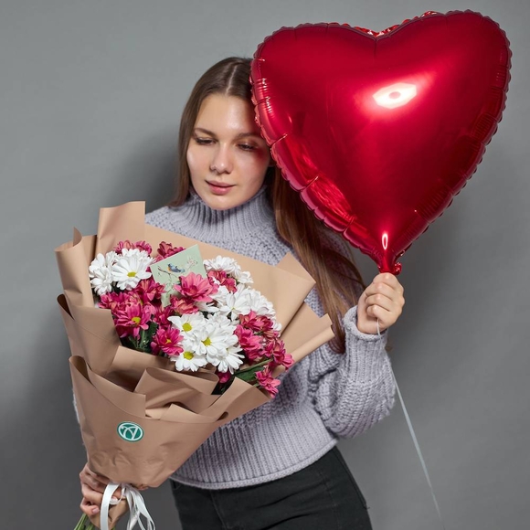 Набор размер S с букетом из 9 белых и розовых кустовых хризантем Бакарди (ромашка) в корейской упаковке