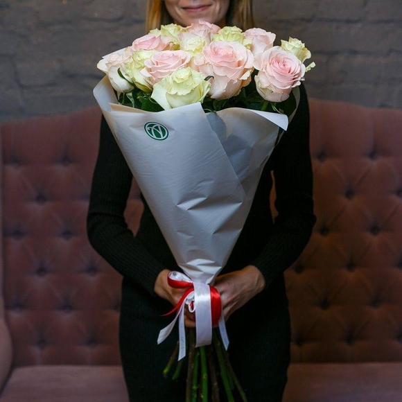 Букет из 15 белых и розовых роз 70 см (Эквадор)