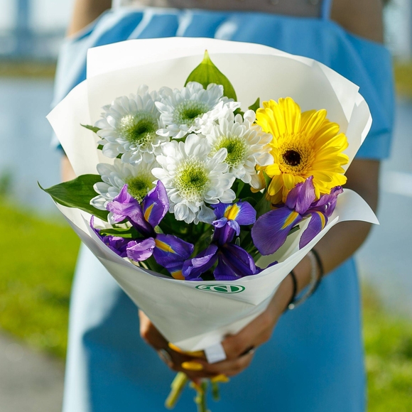 Букет из герберы, ирисов и кустовой хризантемы