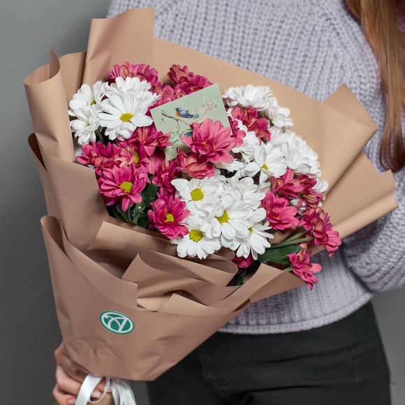 Набор размер S с букетом из 9 белых и розовых кустовых хризантем Бакарди (ромашка) в корейской упаковке