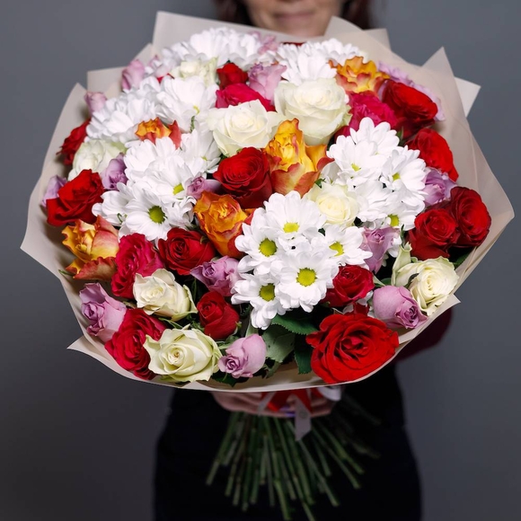 Букет из кенийских роз микс и кустовой хризантемы - L