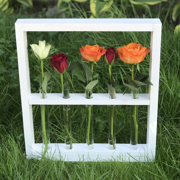 Рамка с живыми цветами белая