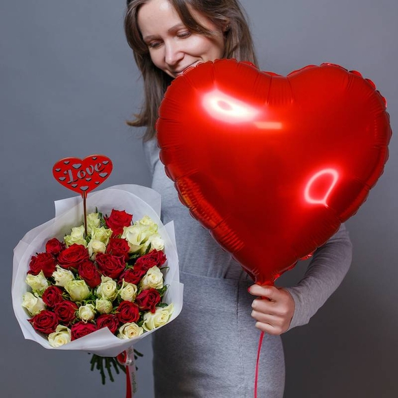 Набор размер L с букетом 35 красных и белых роз Кения (50 см)