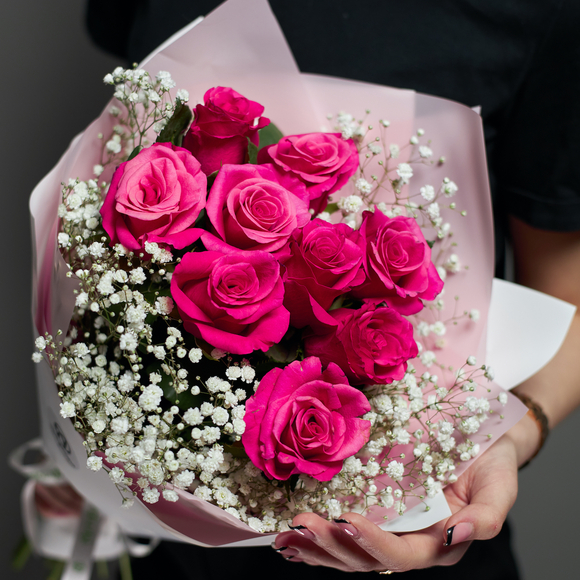 Букет из розовых роз 50 см (Кения) и гипсофилы - M в корейской упаковке