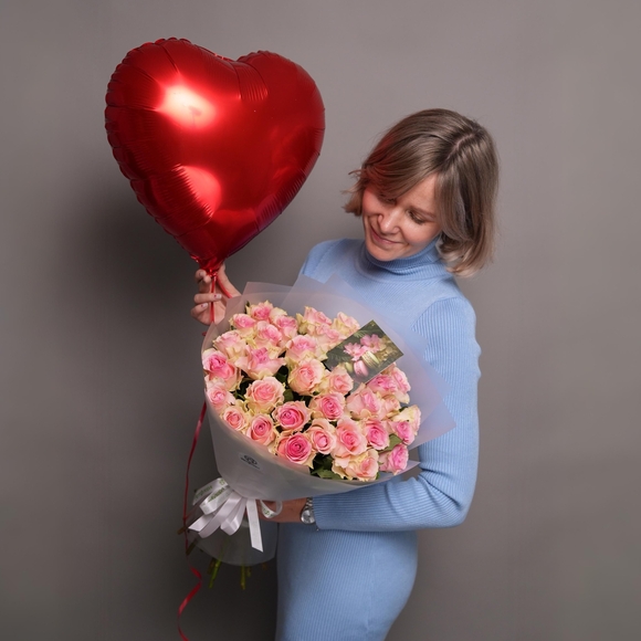 Набор размер L с букетом 35 светло-розовых роз Кения (50 см) в корейской матовой упаковке