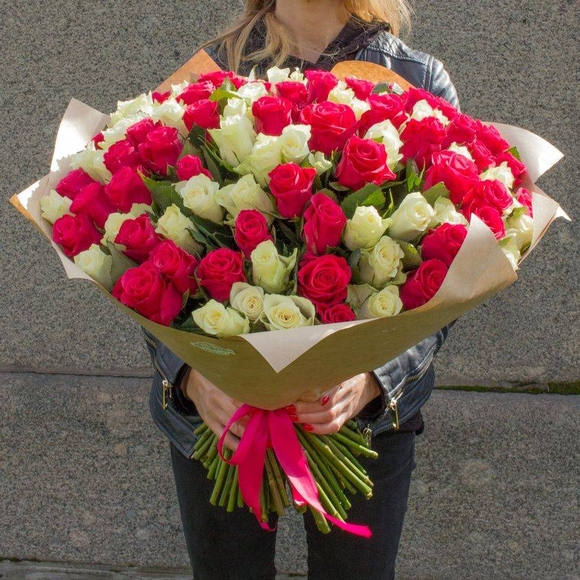 Букет из 101 белой и розовой розы 50 см (Кения)