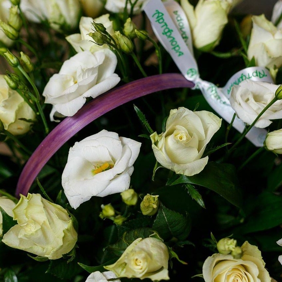 Корзина с белыми розами (Кения), лизиантусом и зеленью