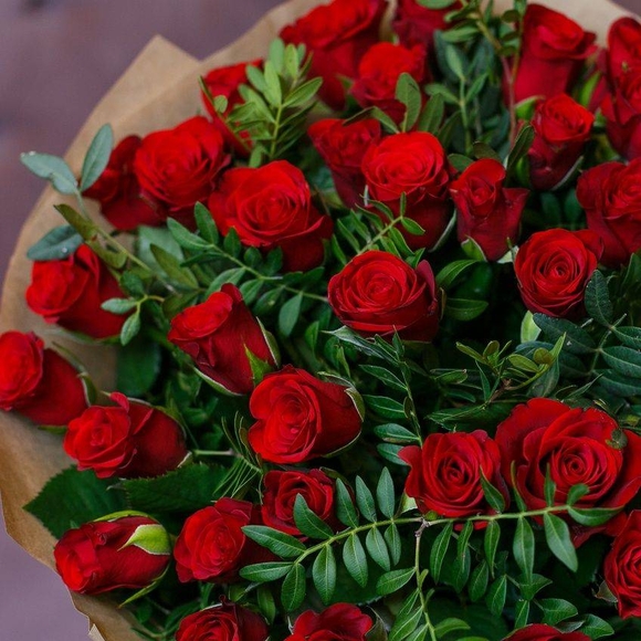 Букет из 35 красных роз 50 см (Кения) с фисташкой в крафте