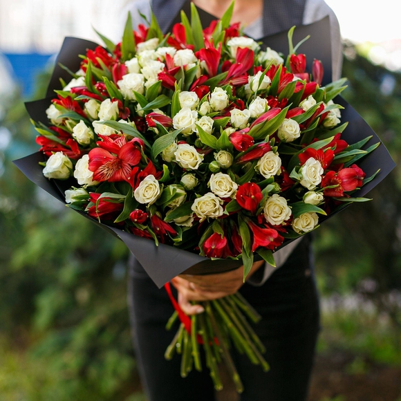 Букет из белых кустовых роз и альстромерии - L