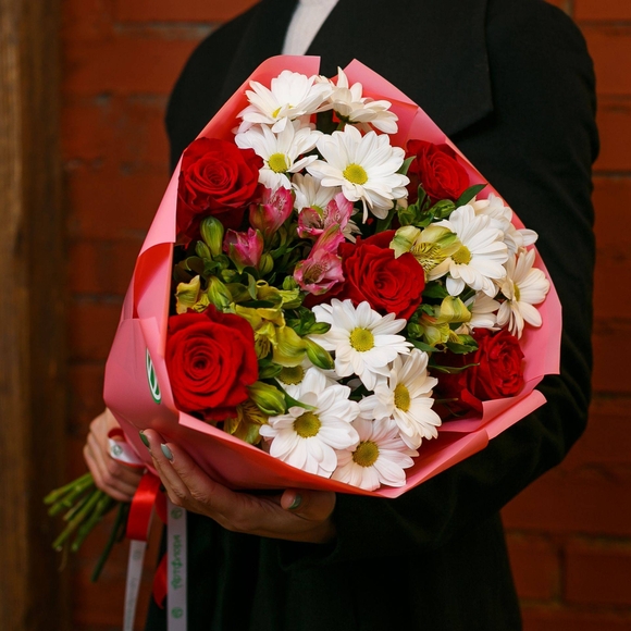 Букет из красных эквадорских роз, кустовых хризантем и альстромерии микс - S