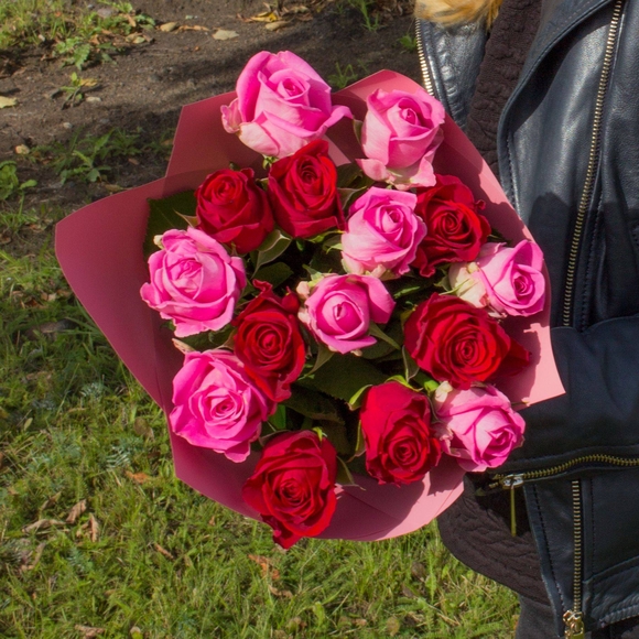 Букет из 15 красных и розовых роз 50 см (Кения)