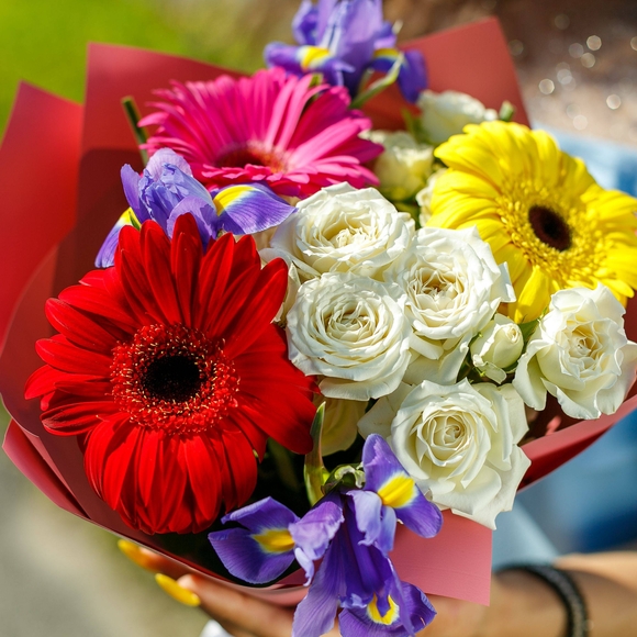 Букет из гербер, белых кустовых роз и ирисов  - S