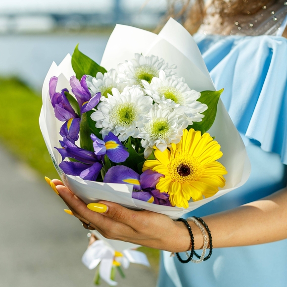 Букет из герберы, ирисов и кустовой хризантемы