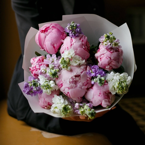 Букет из пионов и маттиолы микс - M