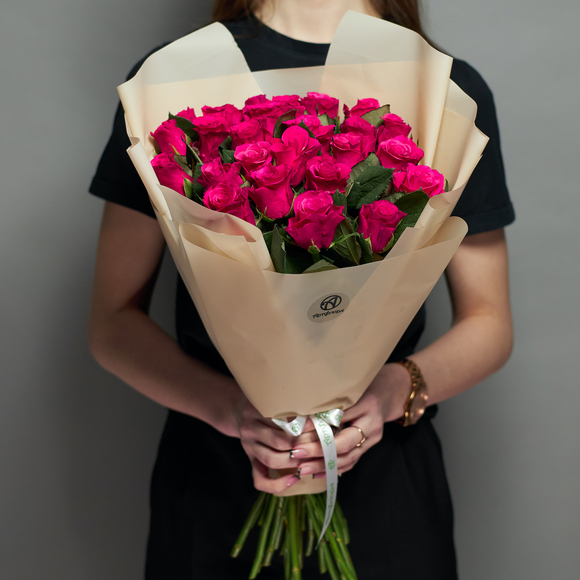 Букет из 25 розовых роз 50 см (Кения) в корейской упаковке