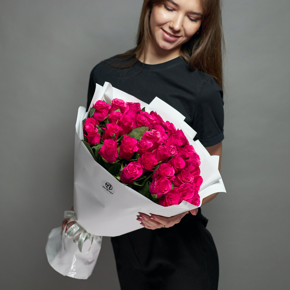 Букет из 35 розовых роз 50 см (Кения) в корейской упаковке