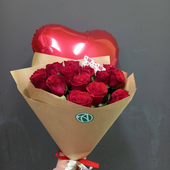 Набор размер M с букетом 15 роз Кения (50 см)