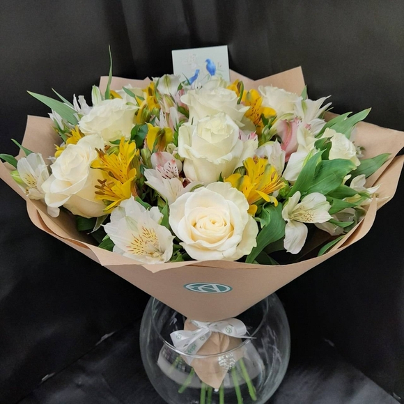 Букет из белых эквадорских роз и альстромерии микс - М