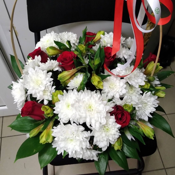 Корзина с красными розами (Кения), хризантемой, альстромерией и зеленью