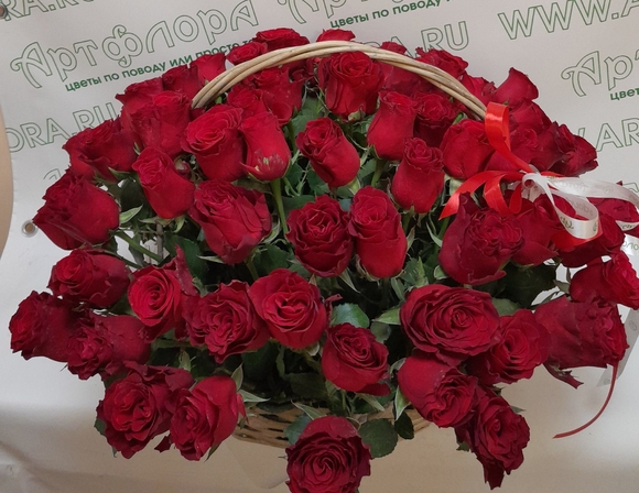 75 роз Кения в корзине