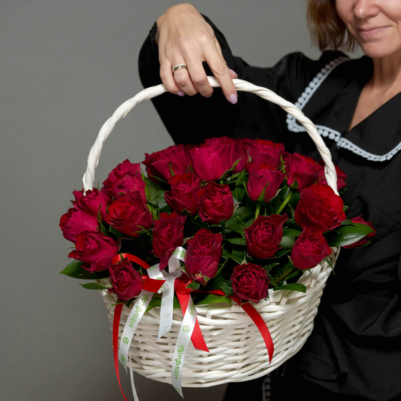35 красных роз Кения с зеленью в белой корзине