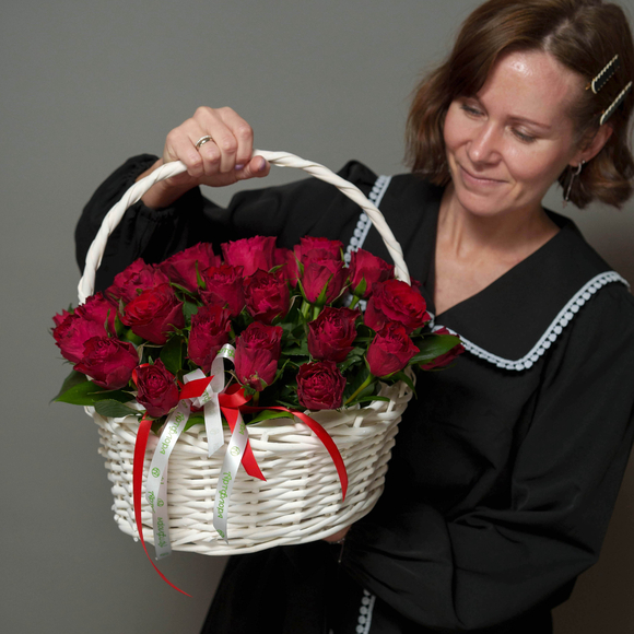 35 красных роз Кения с зеленью в белой корзине