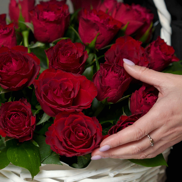 35 красных роз Кения с зеленью в белой корзине