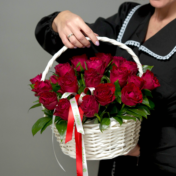 Красные розы Кения с зеленью в белой корзине