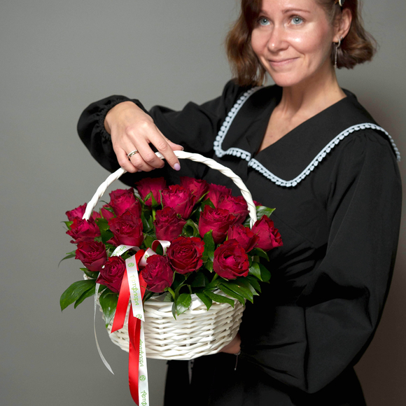 Красные розы Кения с зеленью в белой корзине