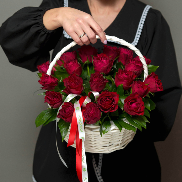 Красные розы Кения с зеленью в белой корзине