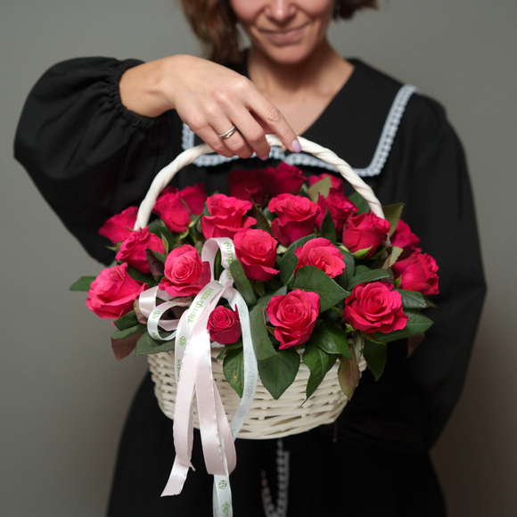 Малиновые розы Кения с зеленью в белой корзине