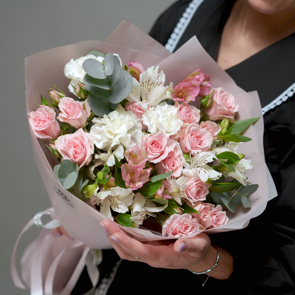 Букет из кустовых роз, альстромерии и диантусов - М