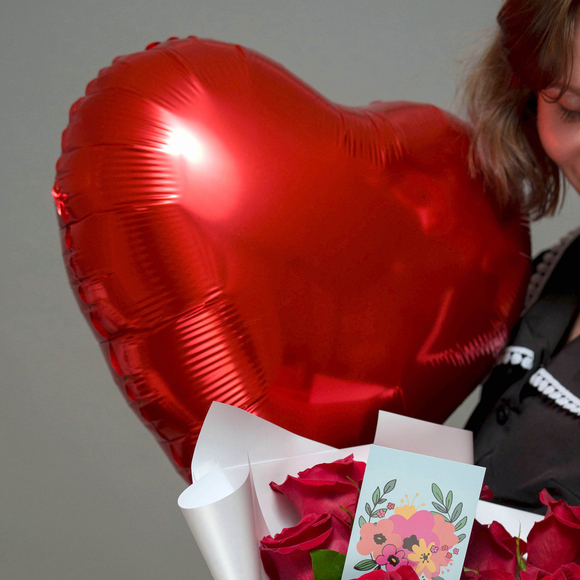 Набор с букетом-сердце из красных роз 50 см (Эквадор)