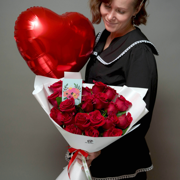 Набор с букетом-сердце из красных роз 50 см (Эквадор)