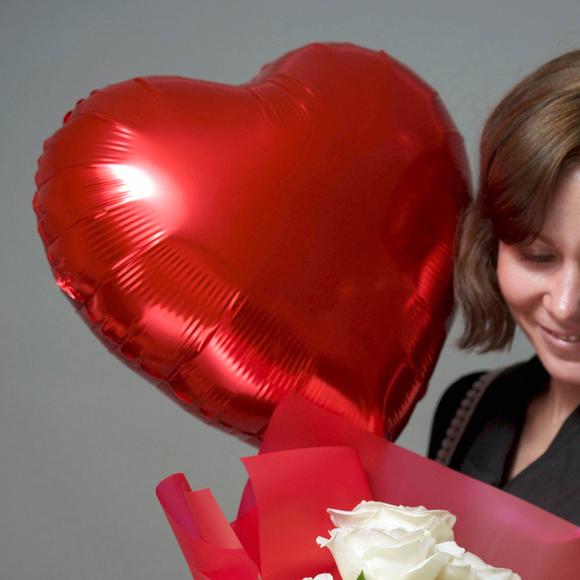 Набор с букетом-сердце из белых роз 50 см (Эквадор)